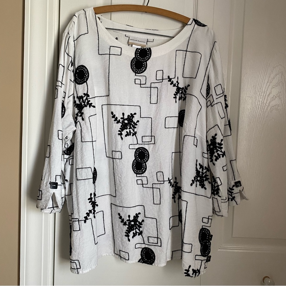 Alfred Dunner Plus Black/White Opposites Attract Geometric Woven Knit Blouse 2X
